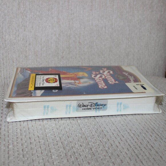 3/$55❤️Walt Disney Masterpiece Collection The Sword In The Stone Clamshell VHS - Picture 2 of 5